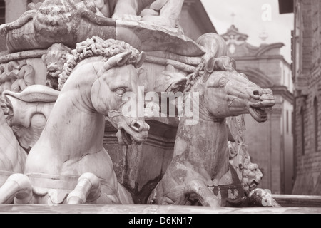 Detail am Neptunbrunnen - Fontana di Nettuno von Ammannati (1565), Florenz, Italien in schwarz und weiß-Sepia-Ton Stockfoto