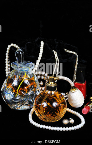 Parfüm-Zerstäuber-Flasche, Parfüm-Flasche mit Stopper und Schmuck. Stockfoto