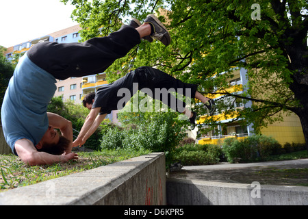 Potsdam, Deutschland, Parkour Sportler üben in einem Hochhaus Potsdamer Stockfoto