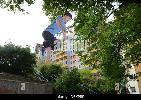 Potsdam, Deutschland, Parkour Sportler üben in einem Hochhaus Potsdamer Stockfoto