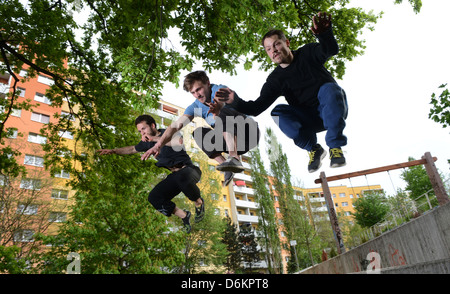 Potsdam, Deutschland, Parkour Sportler üben in einem Hochhaus Potsdamer Stockfoto