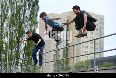 Potsdam, Deutschland, Parkour Sportler üben in einem Hochhaus Potsdamer Stockfoto