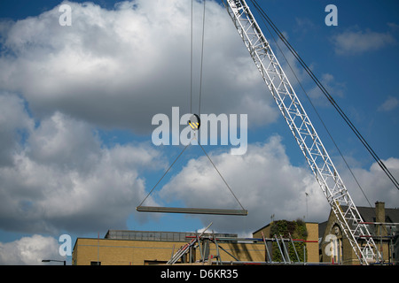 Träger über die Baustelle in London aufgehoben wird Stockfoto