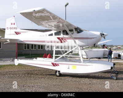 Die St Just Aviation Super Cyclone C-GGXU, ein kleines Amphibienflugzeug, das im Flug gefangen wurde. Das Flugzeug ist auf amphibischen Schwimmern montiert, bereit für Wasserlandung oder -Start. Stockfoto