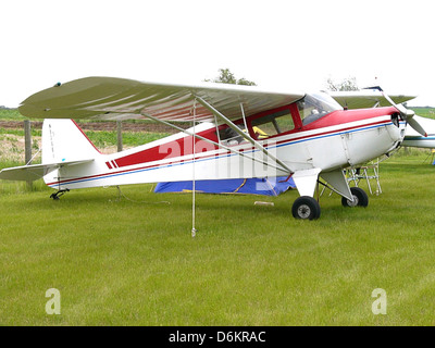 Die Taylorcraft BC-12-D ist ein leichtes, zweisitziges, einmotoriges Flugzeug, das für sein einfaches Design und seine einfache Bedienung bekannt ist und häufig für Flugtraining und persönliche Luftfahrt verwendet wird. Stockfoto