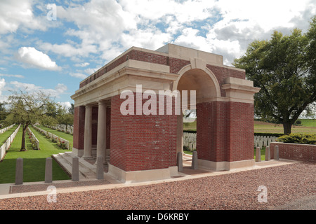 Eingang zum CWGC Warlencourt British Cemetery, Pas-De-Calais, Nord-Pas-de-Calais, Frankreich. Stockfoto