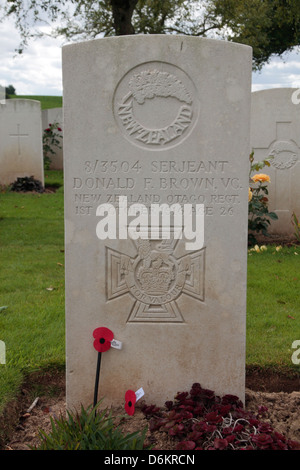 Grabstein von Sgt Donald F Brown VC in der CWGC Warlencourt British Cemetery, Pas-De-Calais, Nord-Pas-de-Calais, Frankreich. Stockfoto