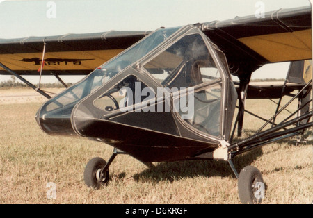 Dieses Bild zeigt ein Teratorn Tierra II C-ICNK-Flugzeug, ein Typ von Leichtflugzeugen, das zur Luftüberwachung und zum Freizeitflug eingesetzt wird. Es wird im Flug gezeigt, im klaren Himmel über uns. Stockfoto