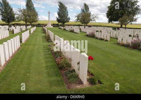 Gesamtansicht der CWGC Warlencourt British Cemetery, Pas-De-Calais, Nord-Pas-de-Calais, Frankreich. Stockfoto