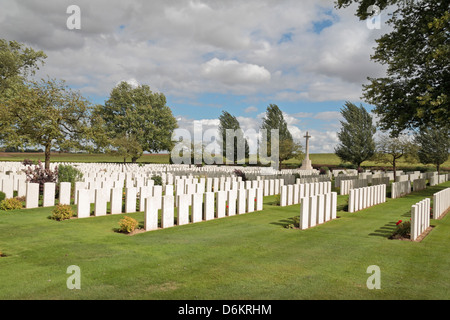 Gesamtansicht der CWGC Warlencourt British Cemetery, Pas-De-Calais, Nord-Pas-de-Calais, Frankreich. Stockfoto