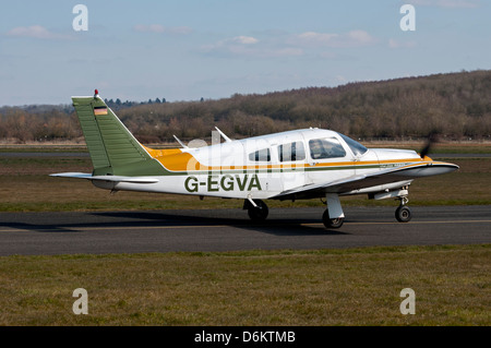 Piper PA-28 Cherokee Arrow (G-EGVA) Stockfoto