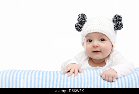 glückliches Baby in weiße Strickmütze Stockfoto