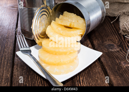 Ananas auf hölzernen Hintergrund erhalten Stockfoto