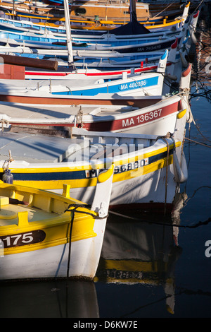 Bunte Segelschiffe in den kleinen Hafen von Cassis, Provence Frankreich Stockfoto