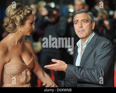 Stacy Keibler und George Clooney die BFI London Film Festival: die Nachkommen - Gala Screening statt an der Odeon Leicester Stockfoto