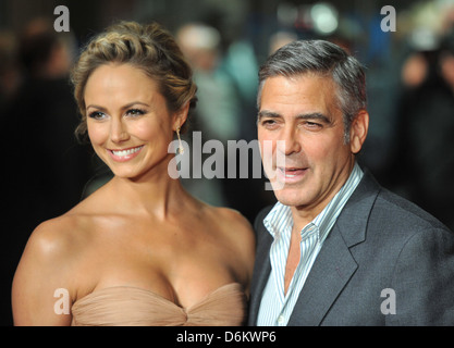 Stacy Keibler und George Clooney die BFI London Film Festival: die Nachkommen - Gala Screening statt an der Odeon Leicester Stockfoto