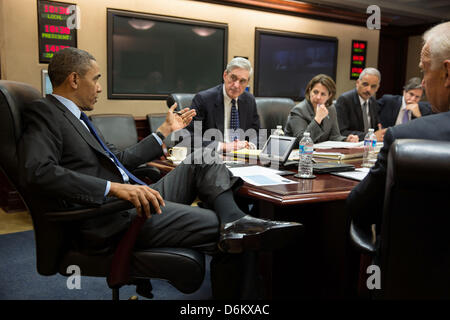 US-Präsident Barack Obama trifft sich mit Mitgliedern seines nationalen Sicherheitsteams zu Entwicklungen in der Boston Bombardierungen Untersuchung in den Situation Room des weißen Hauses 19. April 2013 in Washington, DC zu diskutieren. Abgebildet, von links, sind: FBI-Direktor Robert Mueller; Lisa Monaco, Assistent des Präsidenten für innere Sicherheit und Bekämpfung des Terrorismus; Justizminister Eric Holder; Stellvertretende National Security Advisor Tony Blinken; und Vize-Präsident Joe Biden. Stockfoto