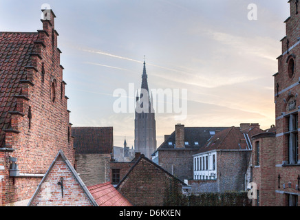 Dachterrasse mit Blick auf die Kirche Unserer Lieben Frau Spire, Brügge, Belgien (13.jahrhundert Weltkulturerbe) - 2. höchsten Backsteinturm der Welt Stockfoto