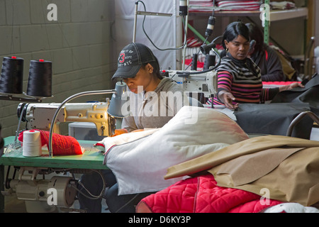 Ehemals machen obdachlose Frauen Mäntel, die in Schlafsäcke für Obdachlose zu konvertieren Stockfoto