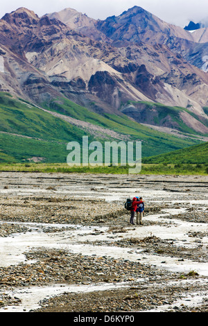 Zwei Backpacker sorgfältig Fjord Toklat River, Denali National Park, Alaska, USA Stockfoto