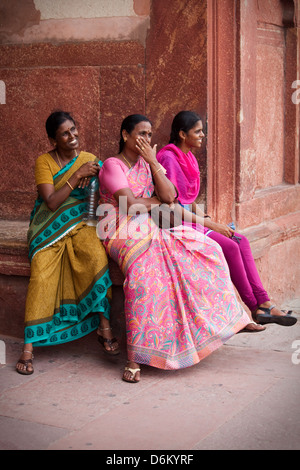 Indische Frauen auf das Rote Fort Agra getroffen Stockfoto