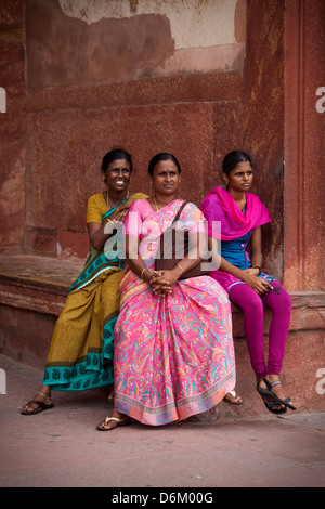 Indische Frauen auf das Rote Fort Agra getroffen Stockfoto