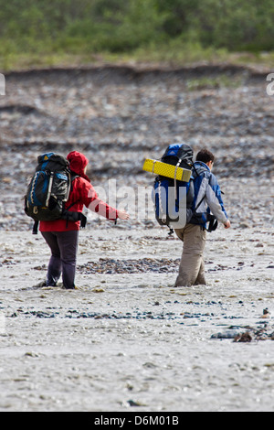 Zwei Backpacker sorgfältig Fjord Toklat River, Denali National Park, Alaska, USA Stockfoto