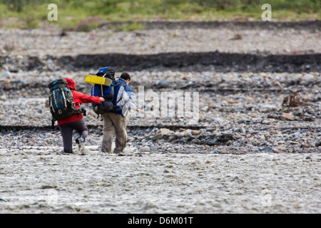 Zwei Backpacker sorgfältig Fjord Toklat River, Denali National Park, Alaska, USA Stockfoto