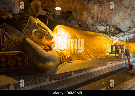 Liegender Buddha in der Grotte von Khaoluang, Provinz Phetchaburi, Thailand. Stockfoto