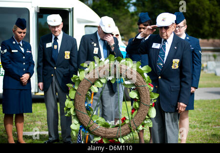 Die letzte Überlebende Doolittle Raiders besuchen die Grabstätte von Kolleginnen und Kollegen während ihrer endgültigen Wiedervereinigung 18. April 2013 in Fort Walton Beach, FL. Die Doolittle Räuber waren die ersten Bombenangriffe über Tokyo im zweiten Weltkrieg zu fliegen. Stockfoto