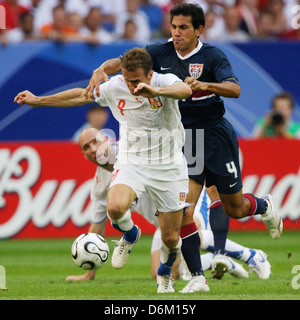 GELSENKIRCHEN, DEUTSCHLAND - 12. JUNI: Pablo Mastroeni (R) verfolgt Karel Poborsky aus Tschechien (L) beim Spiel der Gruppe E der FIFA-Weltmeisterschaft im Stadion der FIFA-Weltmeisterschaft am 12. Juni 2006 in Gelsenkirchen. Nur redaktionelle Verwendung. (Foto: Jonathan Paul Larsen / Diadem Images) Stockfoto