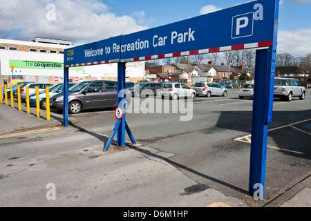 Eingang zu einem NCP-Parkplatz in Tilehurst, Reading, Berkshire. Stockfoto