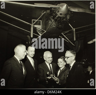 Charles Lindbergh untersucht eine Nachbildung des Spirit of St. Louis im San Diego Aerospace Museum. Die Spirit of St. Louis war das Flugzeug, mit dem Lindbergh 1927 den ersten transatlantischen Soloflug machte. Stockfoto