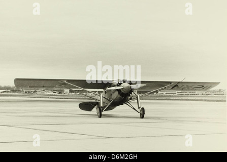 Eine Nachbildung des Spirit of St. Louis, das Flugzeug, das Charles Lindbergh 1927 während des ersten transatlantischen Solofluges geflogen hat, ist im Flug für den Film The Spirit of St. Louis zu sehen. Diese Replik wird in der Missouri Historical Society ausgestellt. Stockfoto
