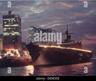 Dieses Bild zeigt ein Schiff in einem Hafen bei Nacht, das von der Naval Helicopter Historical Society aufgenommen wurde. Sie bietet einen Einblick in die Marineoperationen und die Rolle von Hubschraubern bei militärischen Aktivitäten in der Nacht. Stockfoto