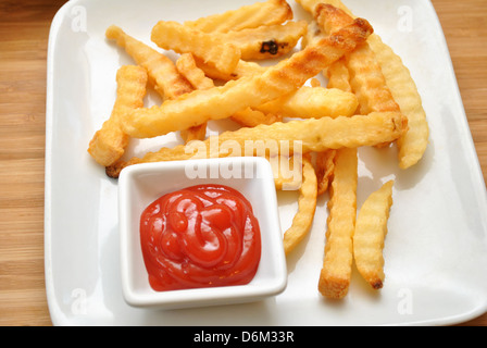 Snack Pommes Frites mit Ketsup Stockfoto