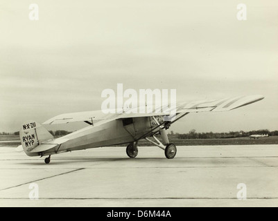 Eine Nachbildung des Geistes von St. Louis wurde für den Film „der Geist von St. Louis“ erstellt, der den historischen Flug von Charles Lindbergh einfängt. Dieses Flugzeug wurde so konzipiert, dass es dem ursprünglichen Flugzeug, das 1927 den ersten Nonstop-Transatlantikflug absolvierte, sehr nahe kommt und einen ikonischen Moment in der Luftfahrtgeschichte verewigt. Stockfoto