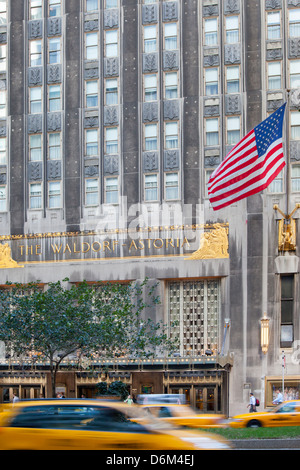 Fassade des Waldorf-Astoria-Hotel in Manhattan, New York City, USA Stockfoto