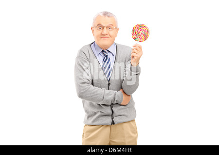 Reifer Mann hält einen bunten Lutscher, isoliert auf weißem Hintergrund Stockfoto