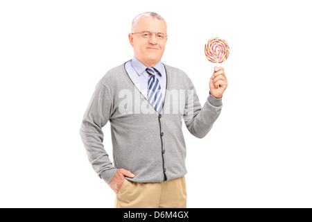 Senioren Herren halten einen bunten Lutscher, isoliert auf weißem Hintergrund Stockfoto