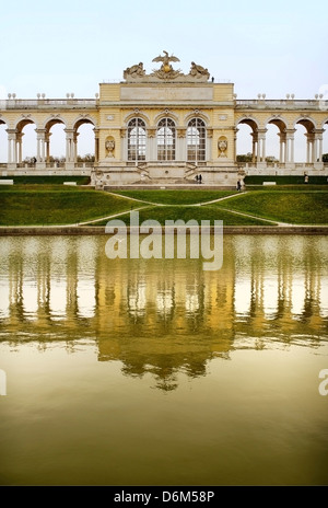 Die frühen klassizistischen Säulen Gloriette Schönbrunn Komplex, Vienna Stockfoto