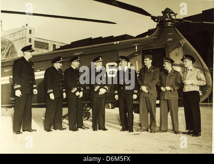 Hubschrauber-Pioniere und Würdenträger vor Hubschrauber NHHS Foto Stockfoto