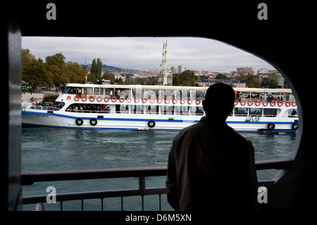 Fähren überqueren das Meer des Bosporus in Istanbul, Türkei Stockfoto