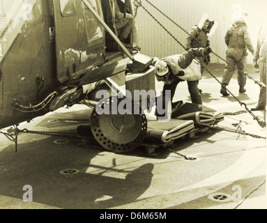 Diese Nahaufnahme zeigt den beschädigten Mechanismus eines SH-2-Flugzeugs, das an einem Unfall beteiligt war. Der SH-2 ist ein Marinehubschrauber, der für U-Boot-Gefechte eingesetzt wird, und dieses Foto zeigt die Herausforderungen, denen sich bei militärischen Operationen gegenübersehen. Stockfoto