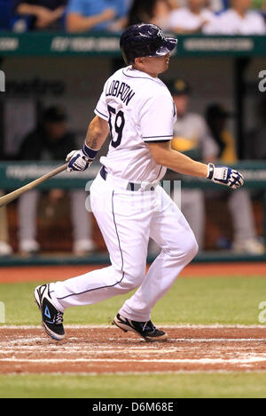 19. April 2013 - St. Petersburg, Florida, US - CHRIS ZUPPA |   Zeiten. Strahlen-Fangfederblech Jose Lobaton in Teamkollegen Sean Rodriguez und Shelley Duncan im ersten Inning am Freitag treibt, 04/19/2013.The Tampa Bay Rays spielen die Oakland Athletics im Tropicana Field am Freitag, 20.04.13. (Kredit-Bild: © Chris Zuppa/Tampa Bay Times/ZUMAPRESS.com) Stockfoto
