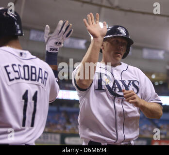 19. April 2013 - St. Petersburg, Florida, US - CHRIS ZUPPA |   Zeiten. Strahlen Designated Hitter Shelley Duncan von Teamkollege Yunel Escobar beglückwünscht ist, nachdem Duncan im dritten Inning am Freitag erzielte, 04/19/2013.The Tampa Bay Rays spielen die Oakland Athletics im Tropicana Field am Freitag, 20.04.13. (Kredit-Bild: © Chris Zuppa/Tampa Bay Times/ZUMAPRESS.com) Stockfoto