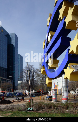 Frankfurt Am Main, Deutschland, Occupy Lager vor dem Euro-Zeichen-Skulptur Stockfoto