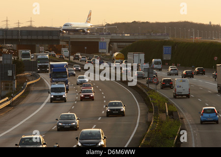 Frankfurt Am Main, Deutschland, Autobahn A3 mit Passagierflugzeug landete Stockfoto