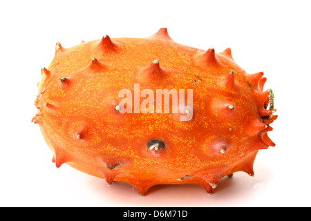 Kiwano-Cucumis Metuliferus auf weißem Hintergrund Stockfoto