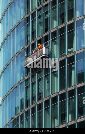 Berlin, Deutschland, Fensterputzer auf Bahn-Tower am Potsdamer Platz Stockfoto